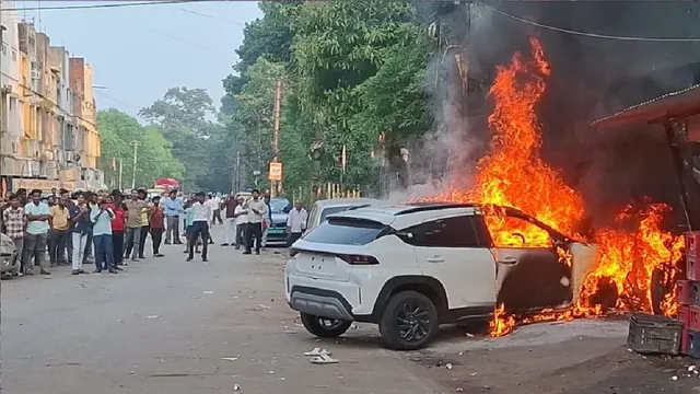 बोकारो में शोरूम से 500 मीटर दूर धू-धूकर जली नई कार, चाय दुकानदार घायल
